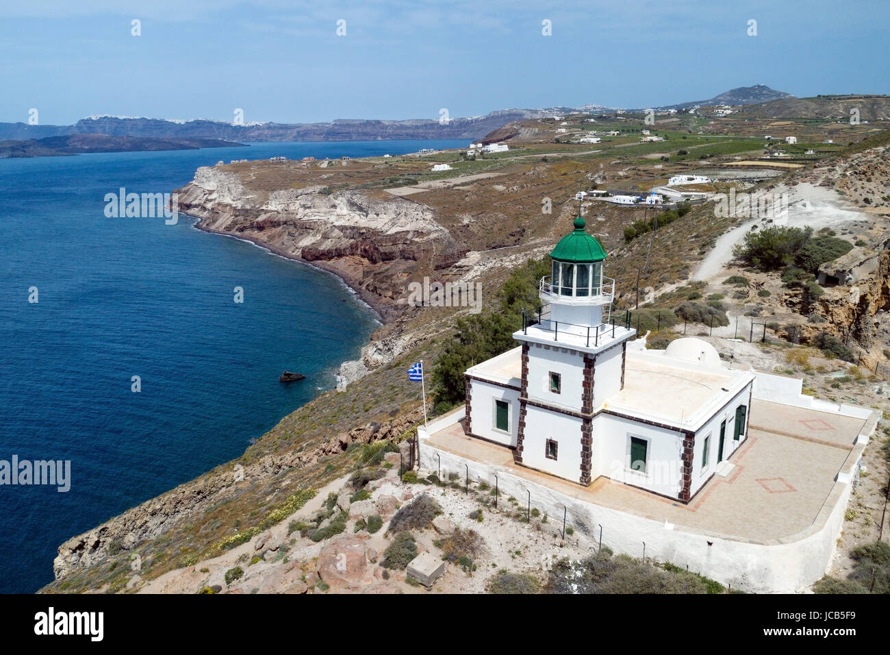 Faro di Akrotiri al tramonto con il cielo limpido, Santorini Island, Grecia Foto Stock