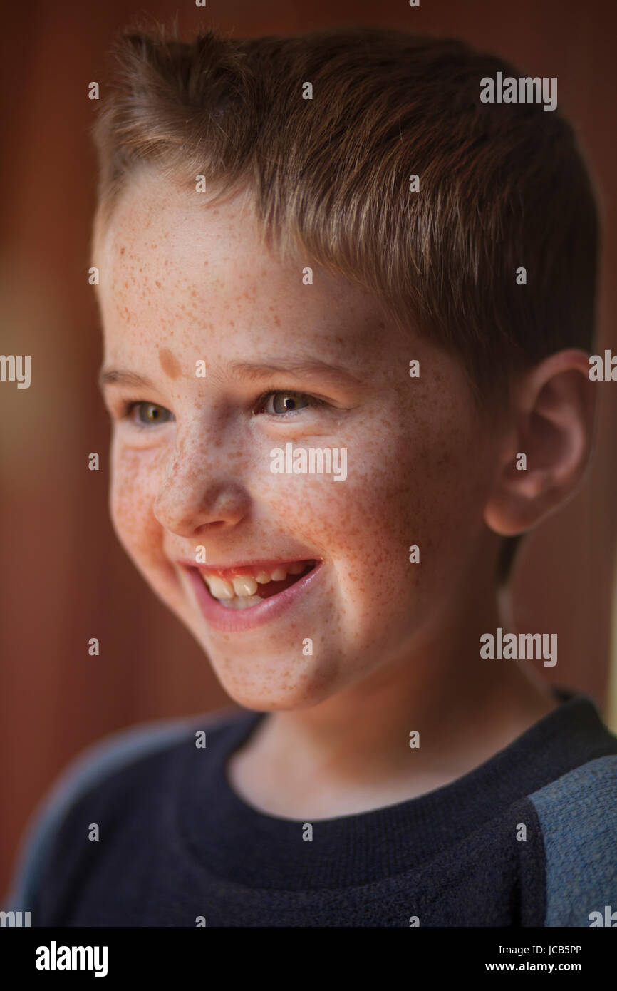 Un felice e luminoso 9 anno vecchio ragazzo durante una gita di famiglia. Foto Stock