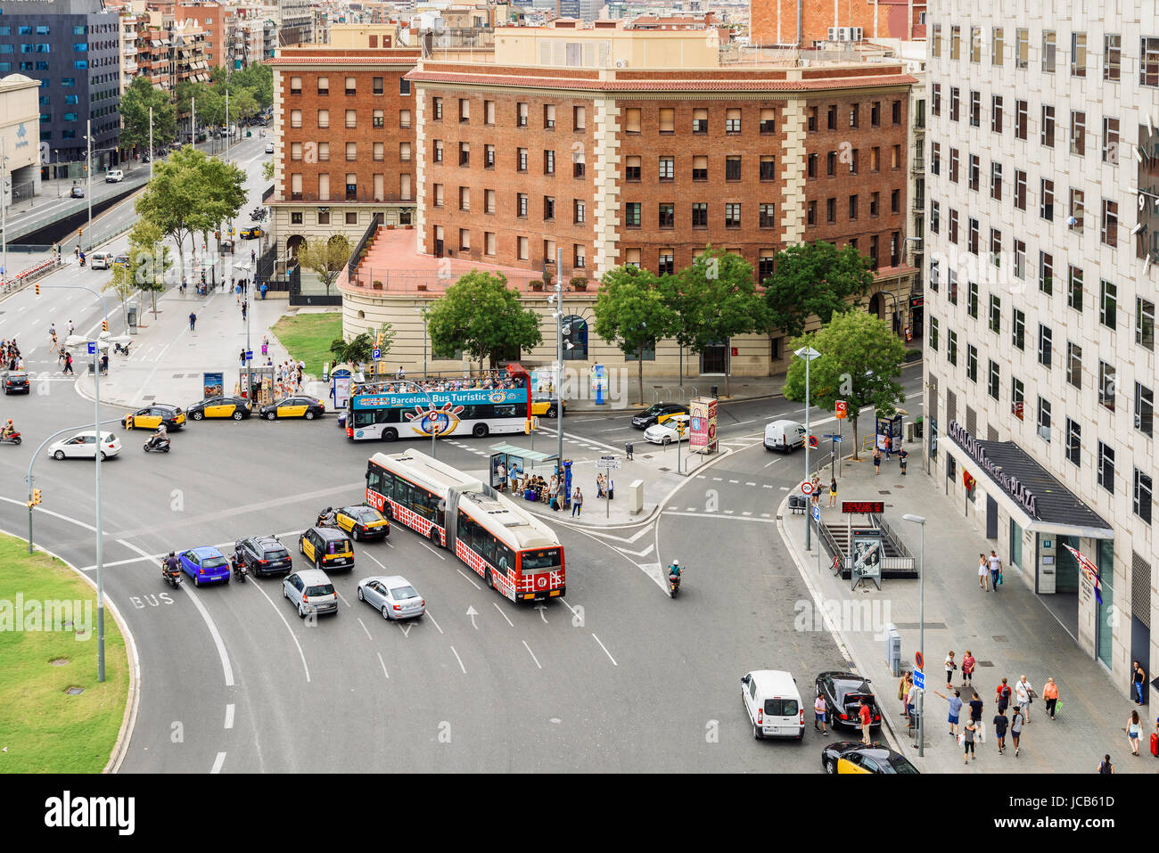 Barcellona, Spagna - Agosto 05, 2016: Antenna Vista panoramica del traffico elevato e persone nel centro di Barcellona città della Spagna. Foto Stock