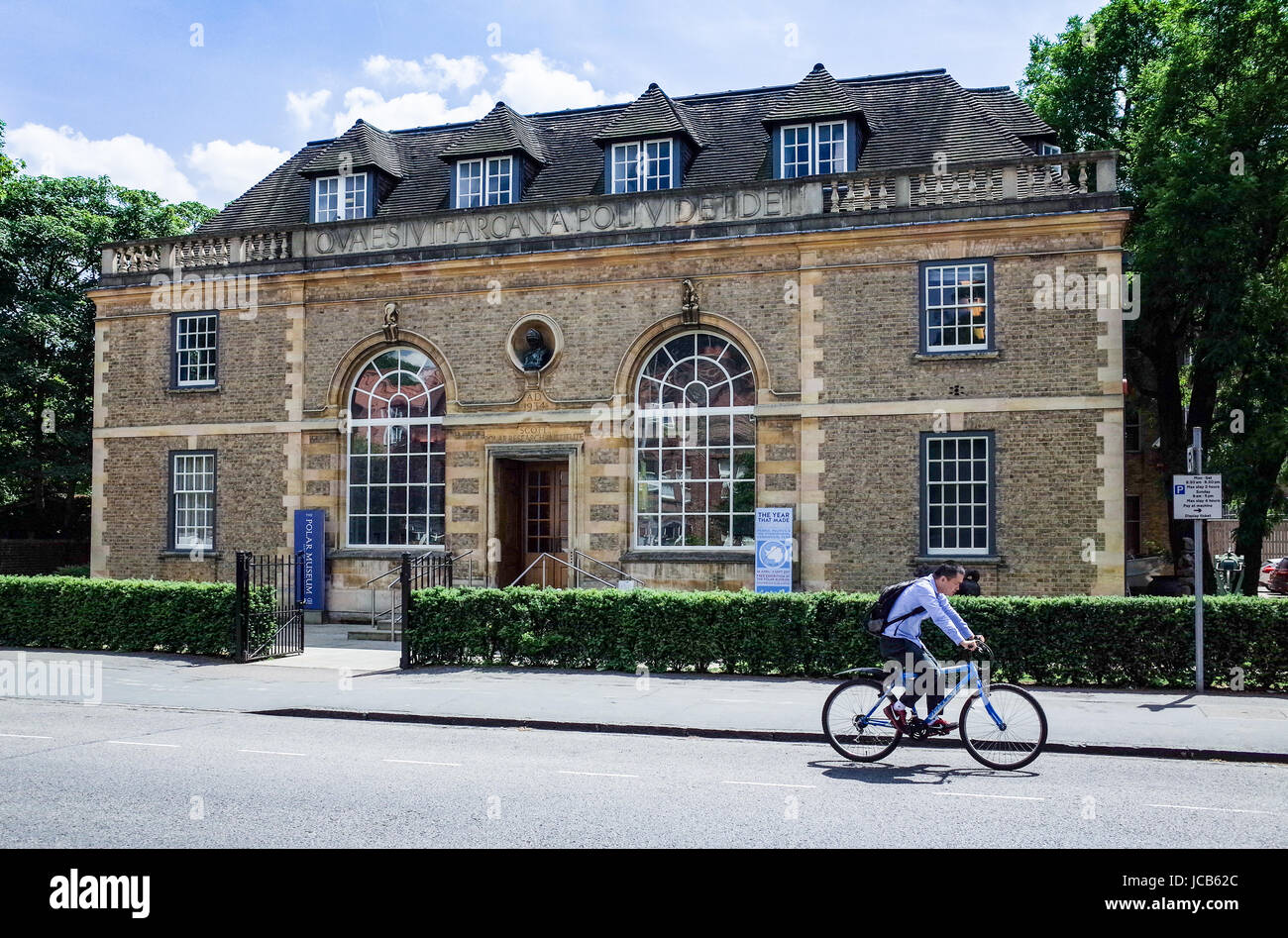 Un ciclista passa la parte anteriore della Scott Polar Research Institute e il museo polare, parte dell'Università di Cambridge, Lensfield Rd, Cambridge, Regno Unito Foto Stock