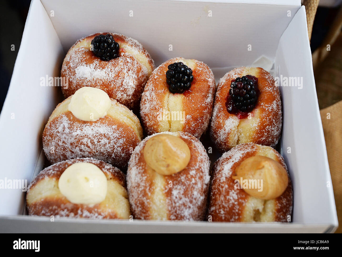 La scatola di ciambelle comprato dal Principe Harry presso il pane in anticipo stand durante una visita al Mercato di Borough di Londra che ha aperto ieri per la prima volta poiché il Ponte di Londra attentato terroristico. Foto Stock