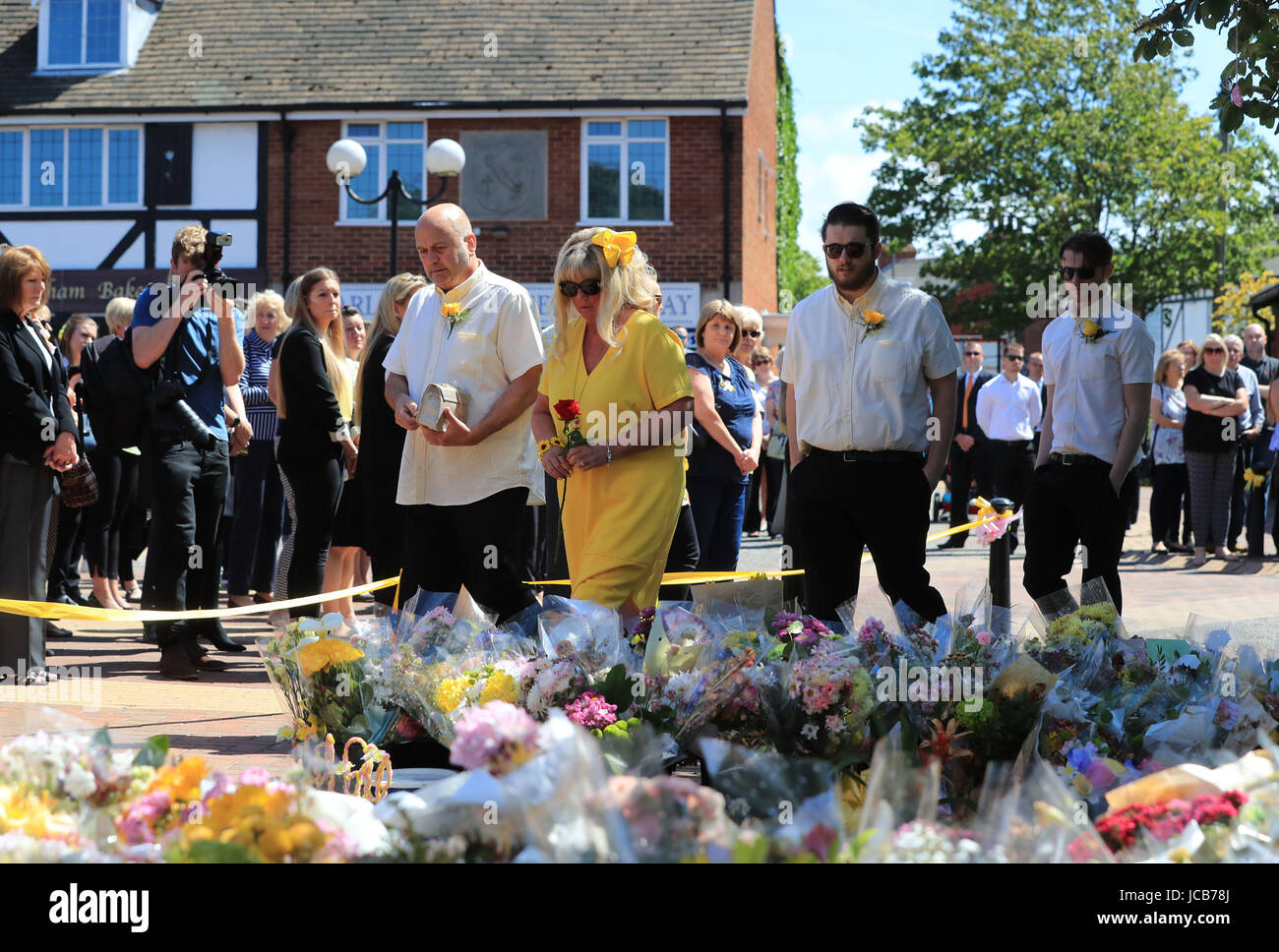 I genitori Lesley e Simon con i fratelli Daniele e Harry fiori laici Tarleton in centro città in Lancashire, precedendo il funerale di Georgina Callander, morto nel Manchester Arena bombardamenti. Foto Stock