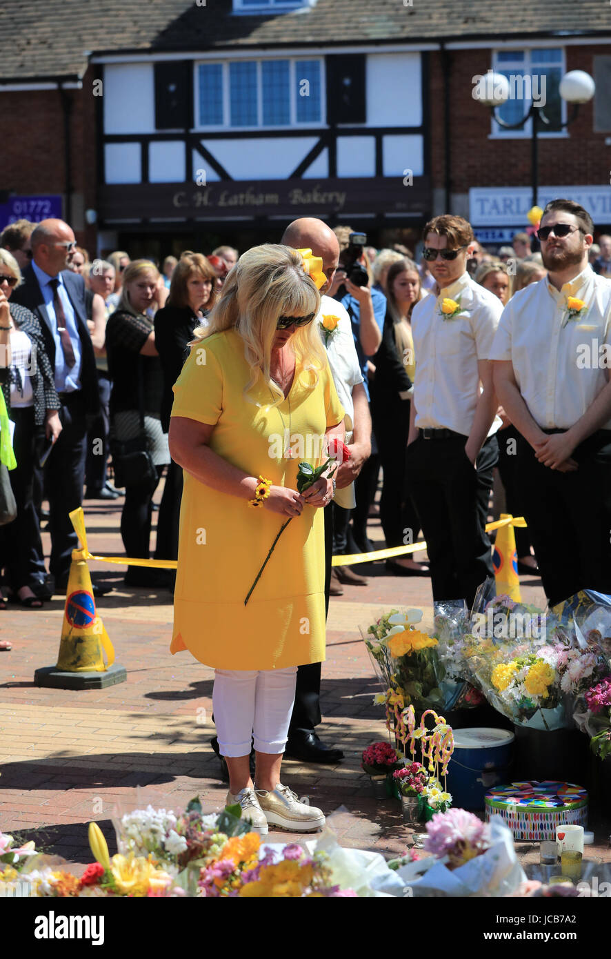 I genitori Lesley e Simon con i fratelli Daniele e Harry fiori laici Tarleton in centro città in Lancashire, precedendo il funerale di Georgina Callander, morto nel Manchester Arena bombardamenti. Foto Stock