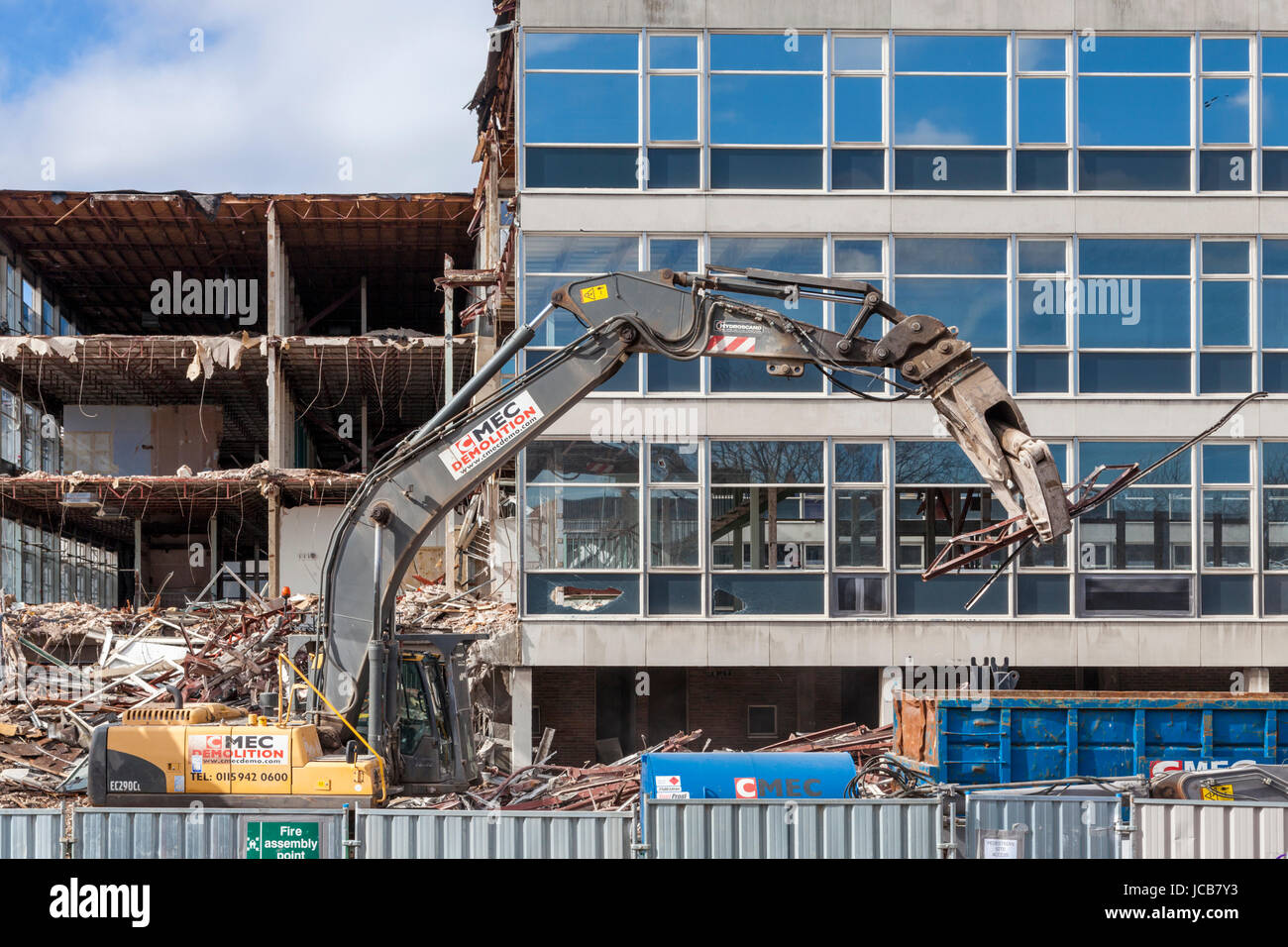 Escavatore da demolizione al lavoro durante la demolizione degli edifici per uffici CLASP, Nottinghamshire, Inghilterra, Regno Unito Foto Stock
