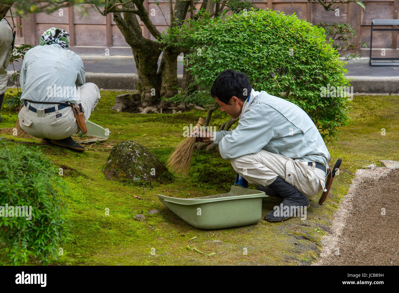 La pulizia del giardino in Ginkaku-ji, Kyoto, Giappone. Foto Stock