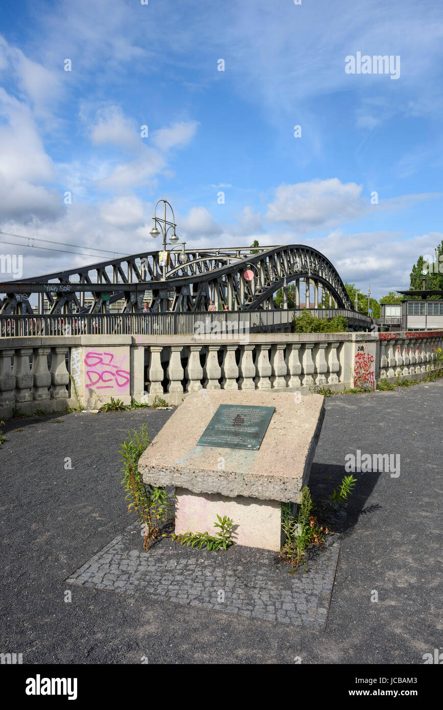 Berlino. Germania. Una lapide commemorativa sulla Bornholmer Straße accanto a Bösebrücke dove il primo tedesco orientale valico di frontiera aperta si tratta di ostacoli sul Foto Stock