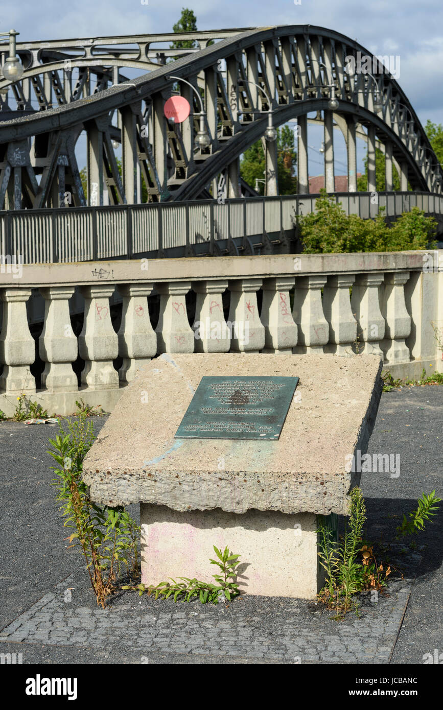 Berlino. Germania. Una lapide commemorativa sulla Bornholmer Straße accanto a Bösebrücke dove il primo tedesco orientale valico di frontiera aperta si tratta di ostacoli sul Foto Stock
