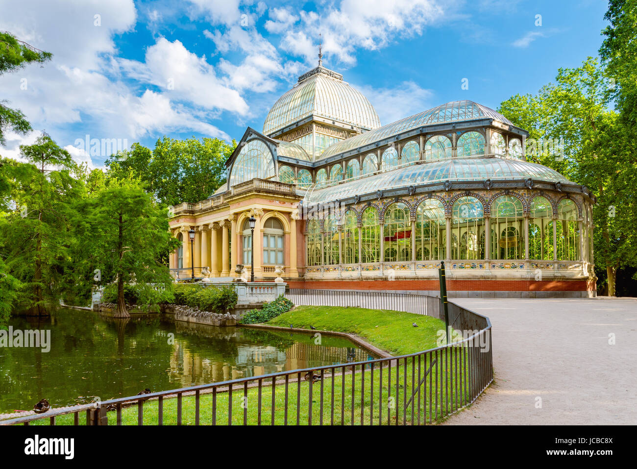 Il palazzo di cristallo (Palacio de Cristal) nel Parco del Retiro di Madrid, Spagna Foto Stock