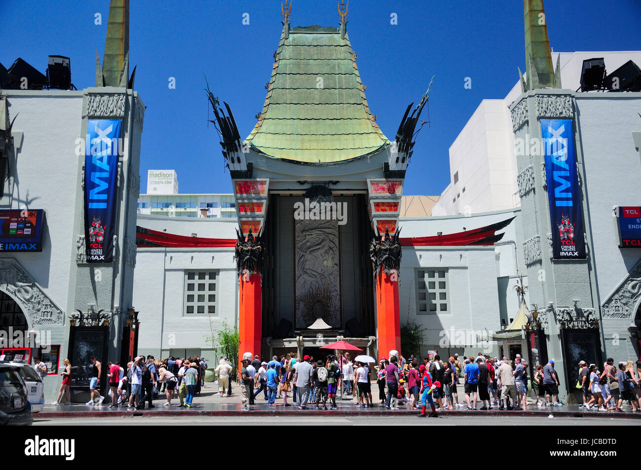 Maggio 21, 2017. Hollywood, California. Centinaia di turisti al di fuori del punto di riferimento iconico Teatro Cinese esterno nella zona di Hollywood di Los Angeles. Foto Stock