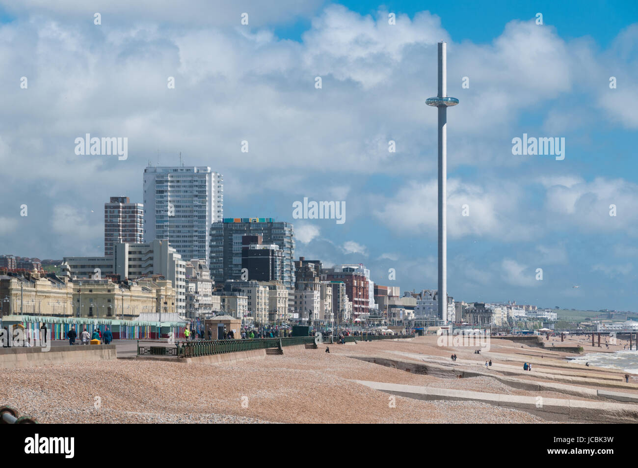 La spiaggia di Brighton e British Airways i360, Regno Unito Foto Stock