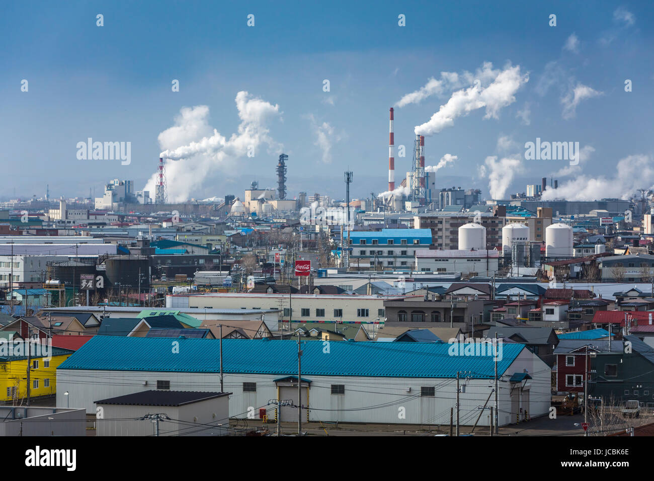 Pile di fumo e impianti industriali in Kushiro, subprefecture, Hokkaido, Giappone. Foto Stock