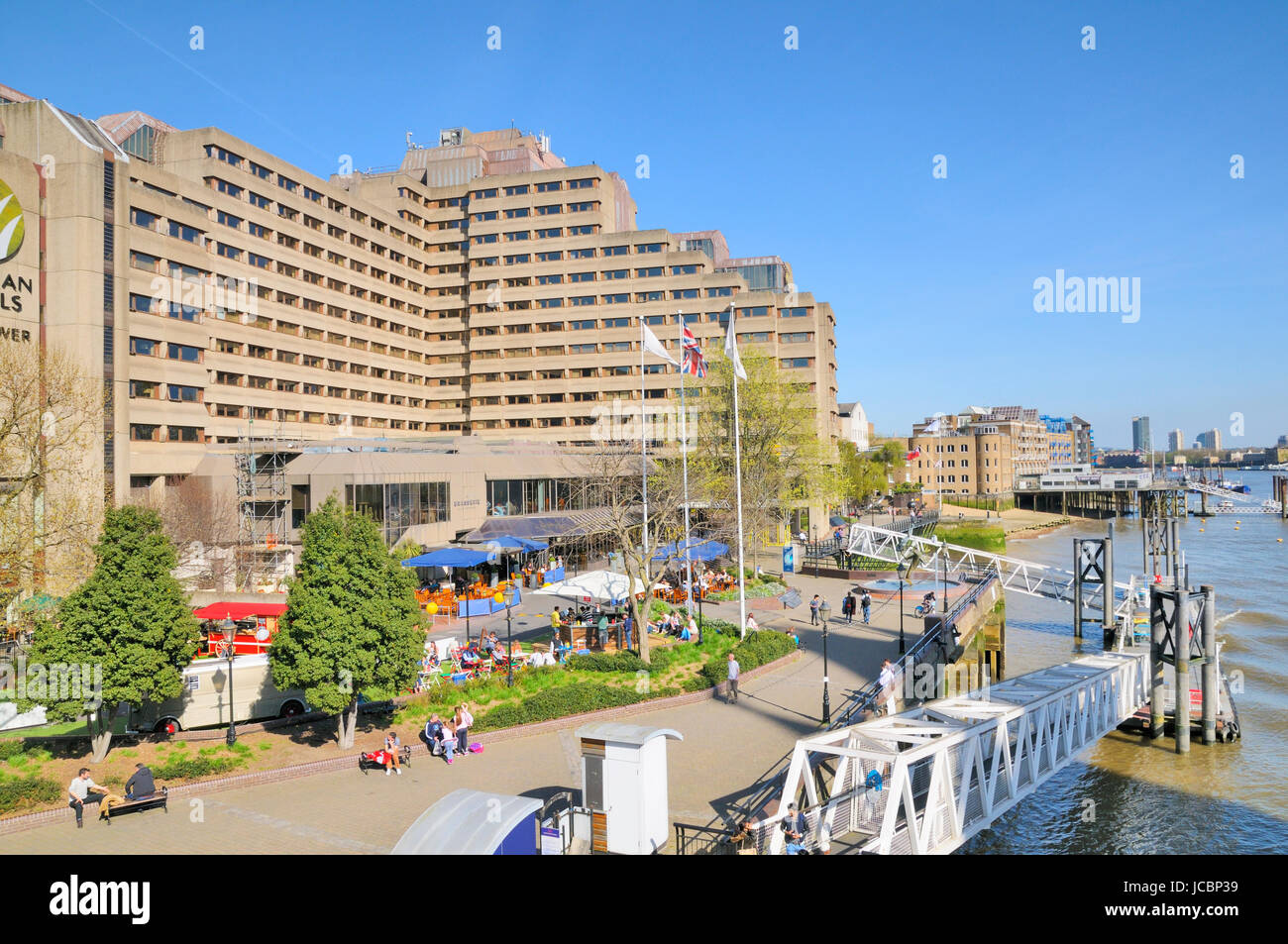 La torre Guoman Hotel e Thames Path sulla sponda nord, London, England, Regno Unito Foto Stock