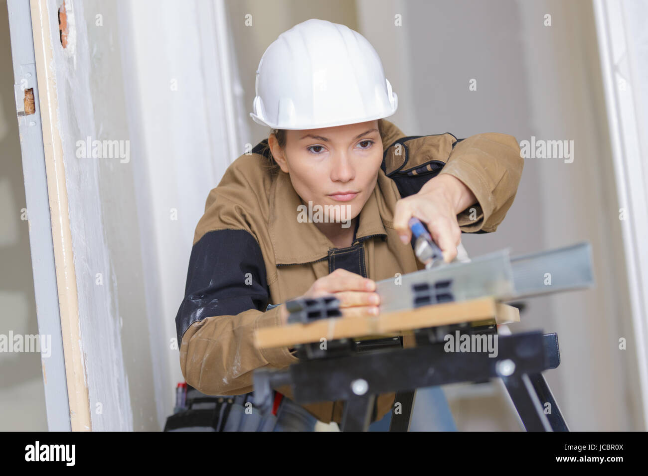 Generatore femmina utilizzando una macchina tabella elettronica di taglio sezionatrice Foto Stock