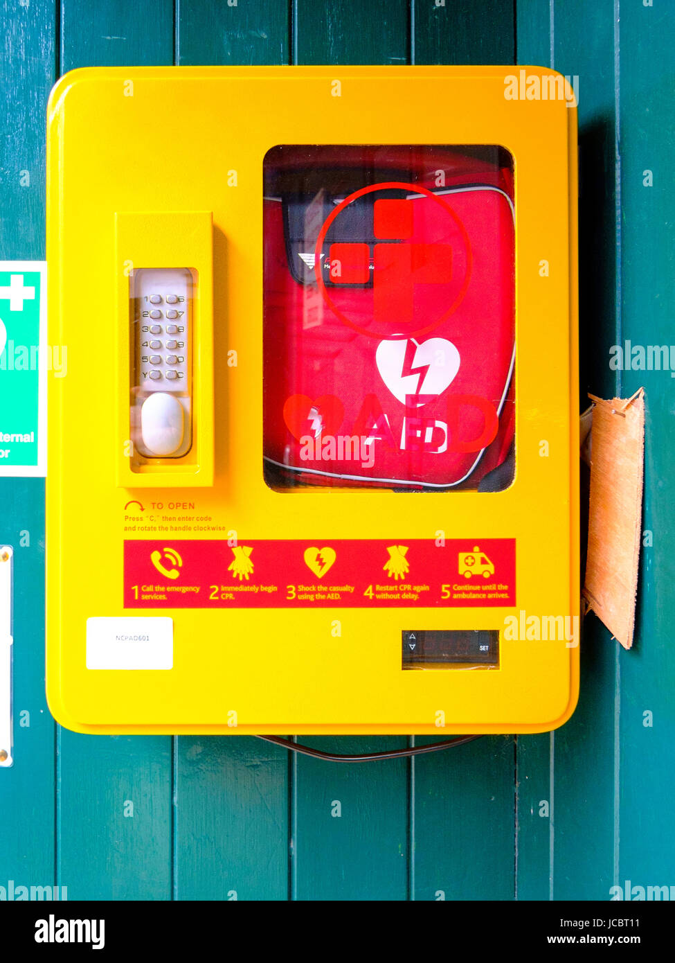 Un AED defibrillatore semiautomatico attrezzature di emergenza per assistere a un attacco di cuore vittima che è utilizzabile da un laico Foto Stock