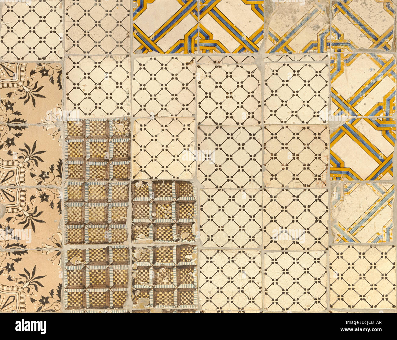 Piastrella texture di sfondo di colore marrone con decorazioni. Foto Stock