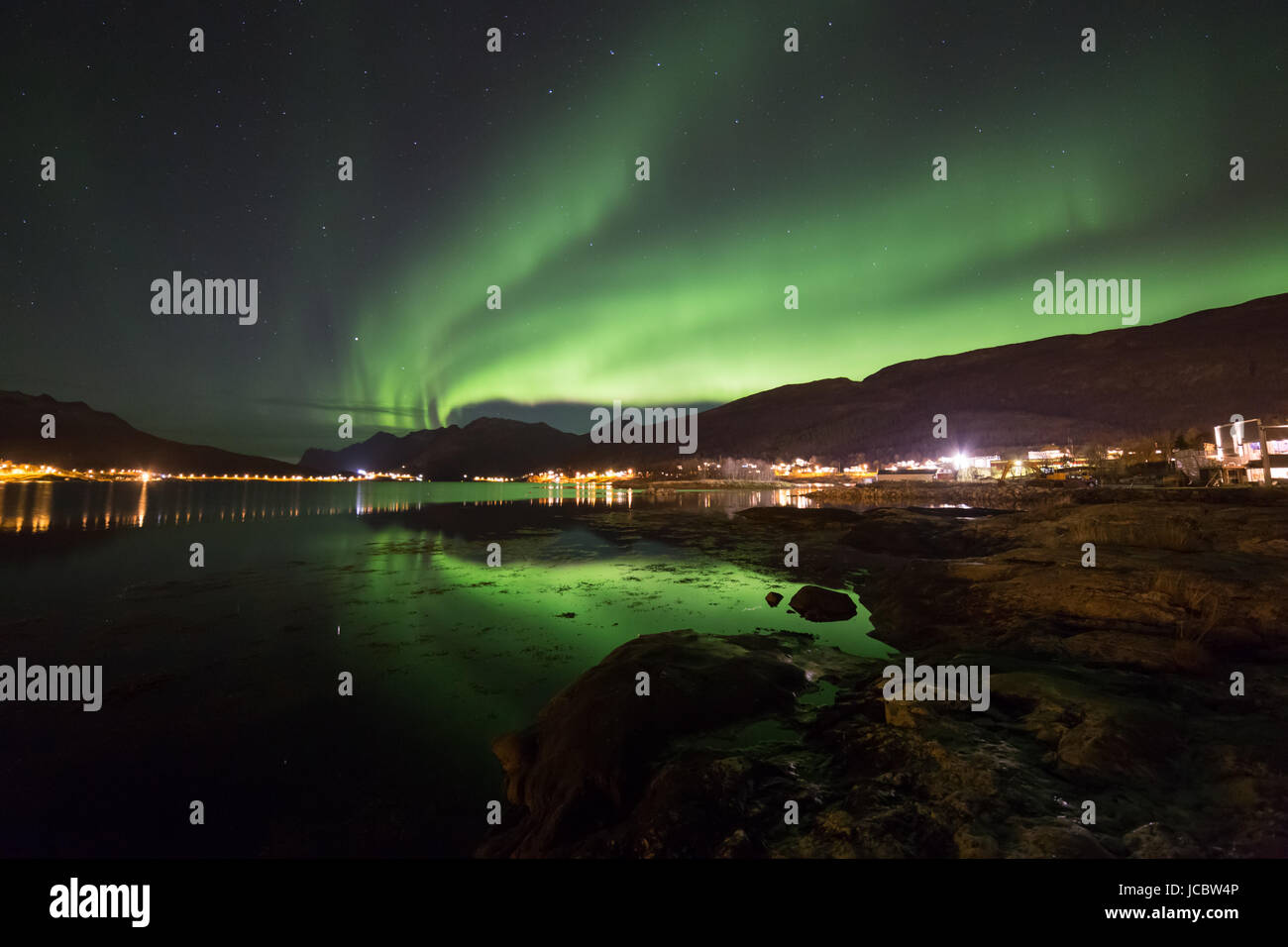 Aurora boreale o le luci del nord in movimento attraverso il cielo notturno entro il Circolo Polare Artico isola Kvaloya Troms Tromso Norvegia regione Foto Stock