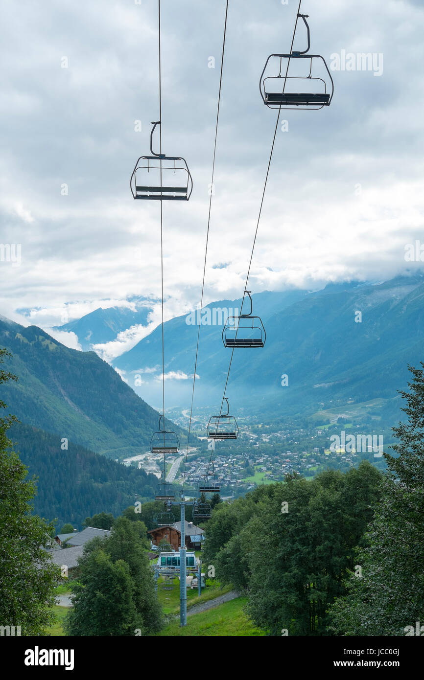 LES HOUCHES, Francia - 23 agosto: bassa angolazione di aria alpina ascensore con Les Houches in background. Les Houches è uno dei tour du Mont Blanc villaggi. Agosto 24, 2014 in Les Houches. Foto Stock