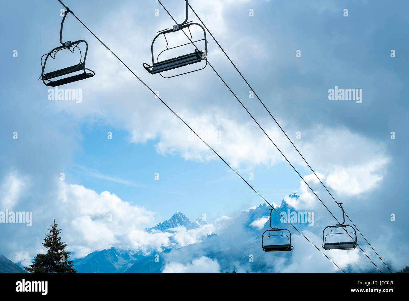 Bassa angolazione di aria alpina ascensore con alberi in background Foto Stock