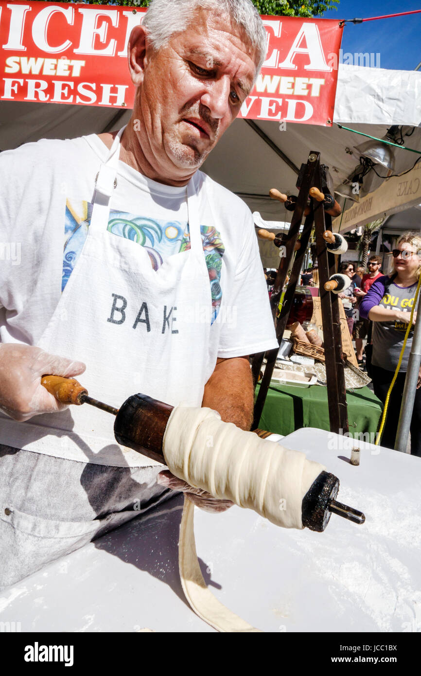 Florida Coral Gables,Miami,Carnevale Miami,carnevale,festival di strada,celebrazione culturale latina,venditore di cibo,torta camino,kurtos kalacs,snack ungherese,b Foto Stock