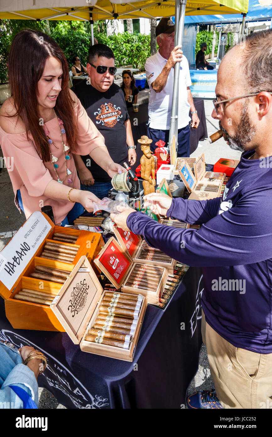 Florida Coral Gables,Miami,Carnevale Miami,carnevale,festival di strada,celebrazione culturale latina,uomo ispanico uomini maschio,donna donne,sigari,transcact Foto Stock