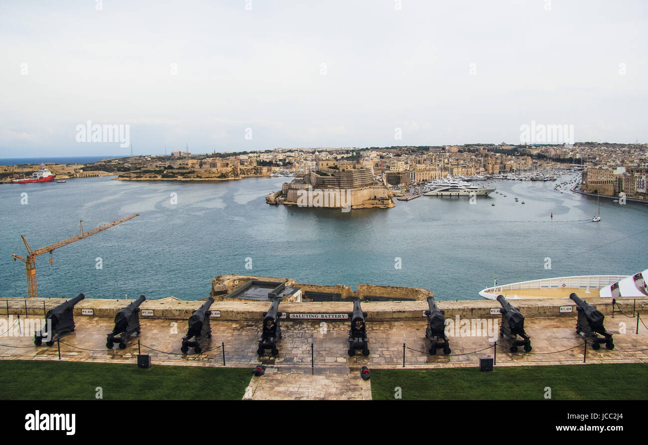 Vista dei giardini di Lascaris War Rooms con cannoni e Grad Harbour a La Valletta, Malta Foto Stock