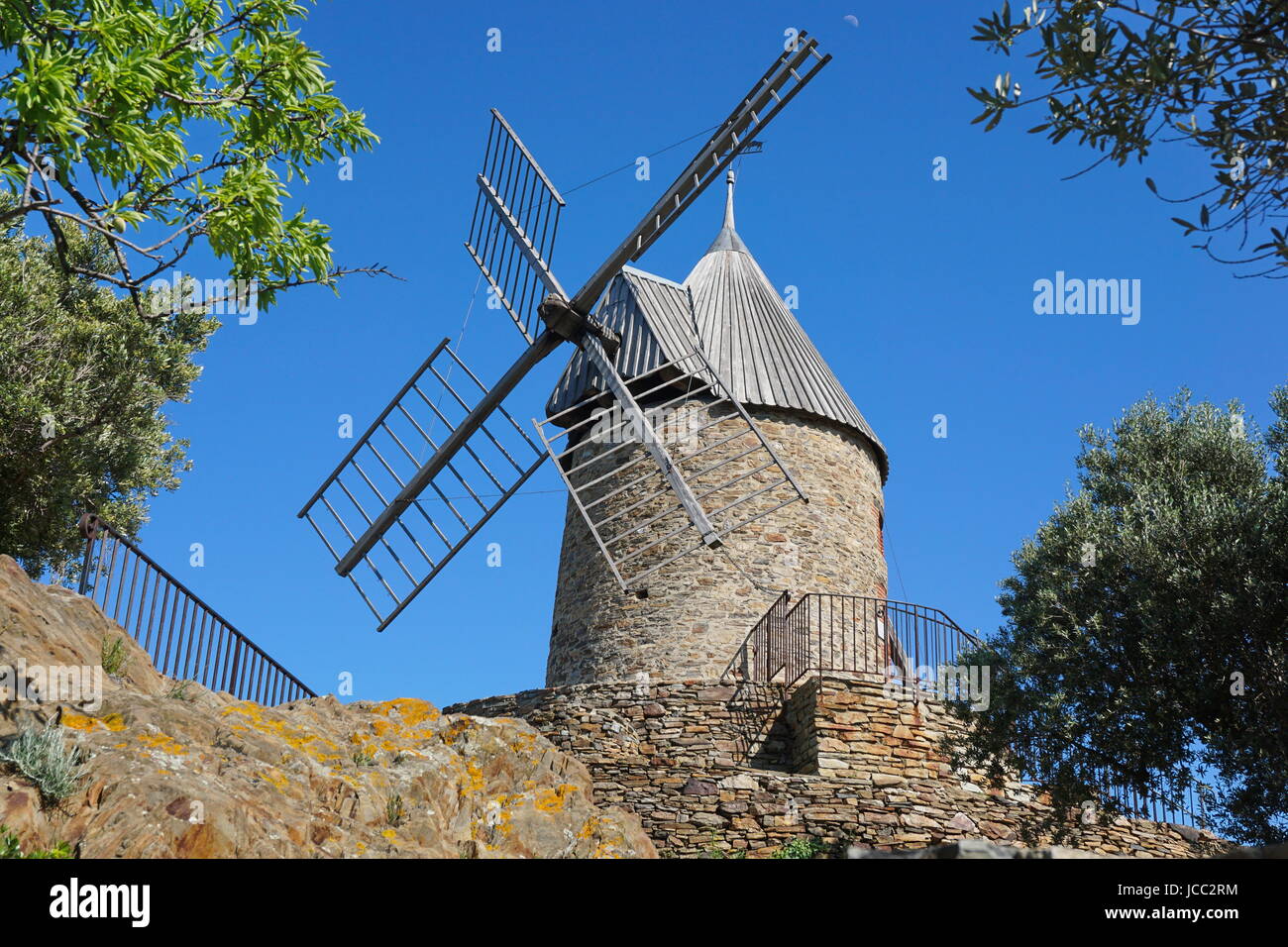 Vecchio mulino a vento fatta di pietre, Collioure, Rossiglione e Pirenei orientali, sud della Francia Foto Stock