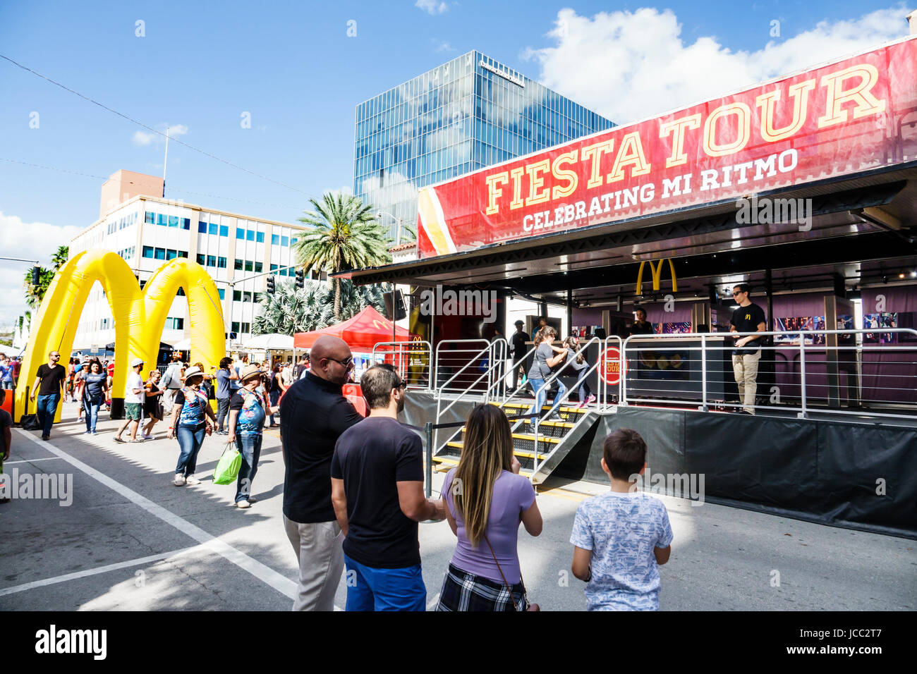Florida City of Coral Gables, Carnevale di Miami, carnevale, festival di strada, celebrazione culturale latina, McDonald's, sponsor aziendale, Fiesta Tour, moving mob Foto Stock