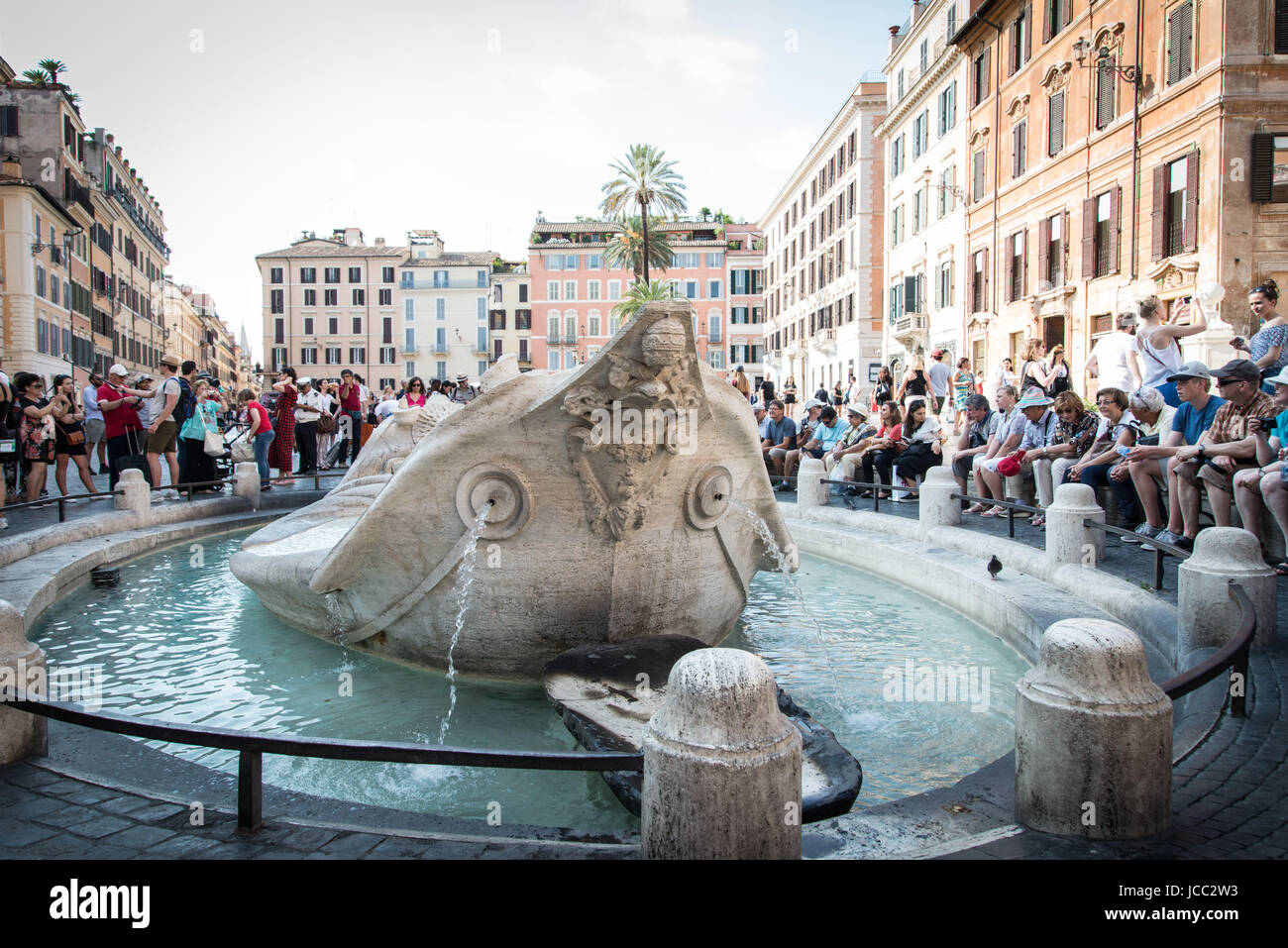 Roma, Italia. 14 Giugno, 2017. Per evitare che episodi che sono in contrasto con le regole di progettazione urbana e di garantire una protezione adeguata dello storico patrimonio artistico e archeologico di Roma capitale il sindaco di Roma Virginia Raggi, ha firmato un decreto che istituisce una serie di divieti applicati a circa quaranta fontane di particolare interesse storico, artistico ed archeologico, comprese le loro basi e le relative aree di appartenenza . Credito: Andrea Ronchini/Pacific Press/Alamy Live News Foto Stock