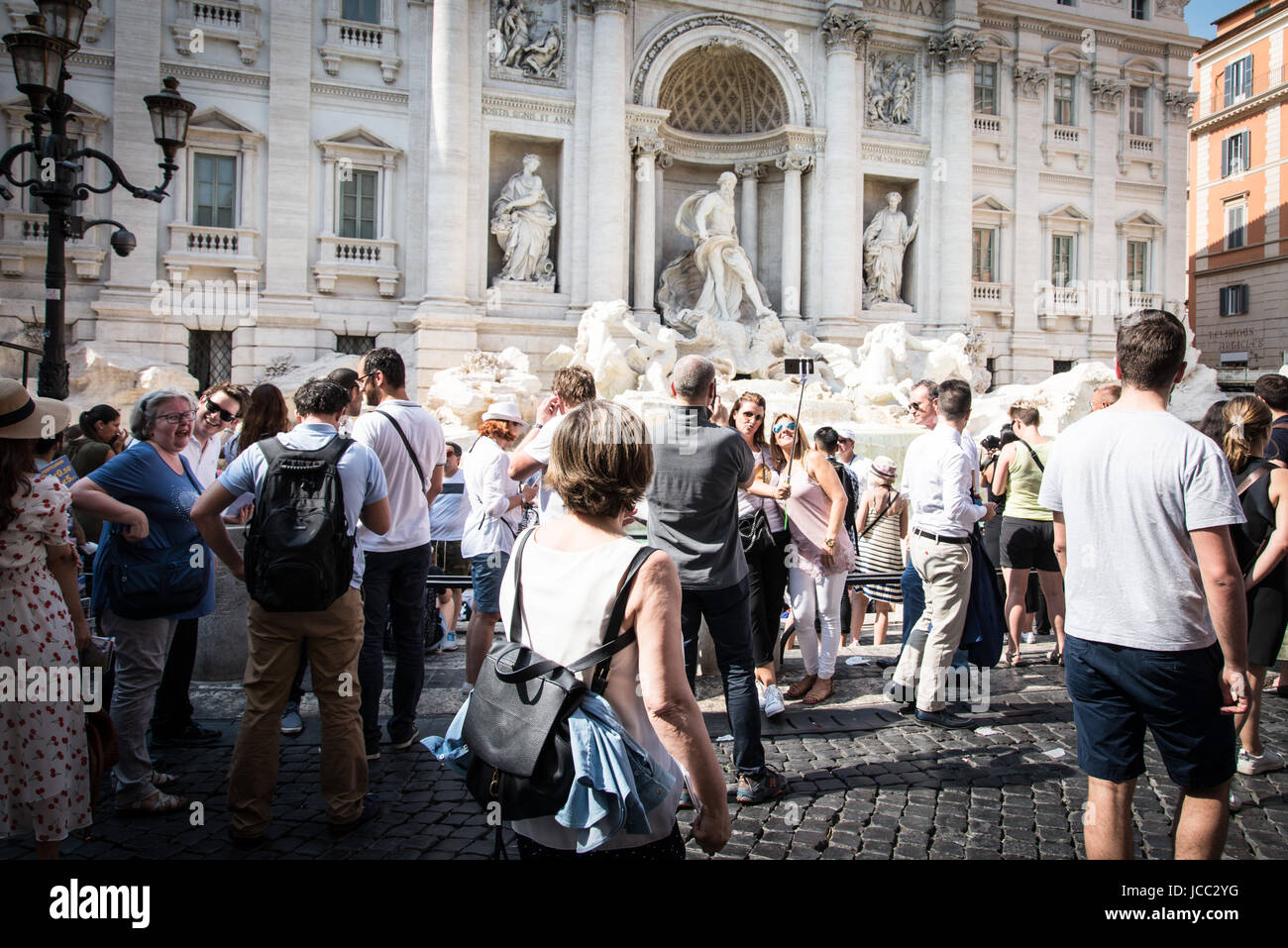 Roma, Italia. 14 Giugno, 2017. Per evitare che episodi che sono in contrasto con le regole di progettazione urbana e di garantire una protezione adeguata dello storico patrimonio artistico e archeologico di Roma capitale il sindaco di Roma Virginia Raggi, ha firmato un decreto che istituisce una serie di divieti applicati a circa quaranta fontane di particolare interesse storico, artistico ed archeologico, comprese le loro basi e le relative aree di appartenenza . Credito: Andrea Ronchini/Pacific Press/Alamy Live News Foto Stock