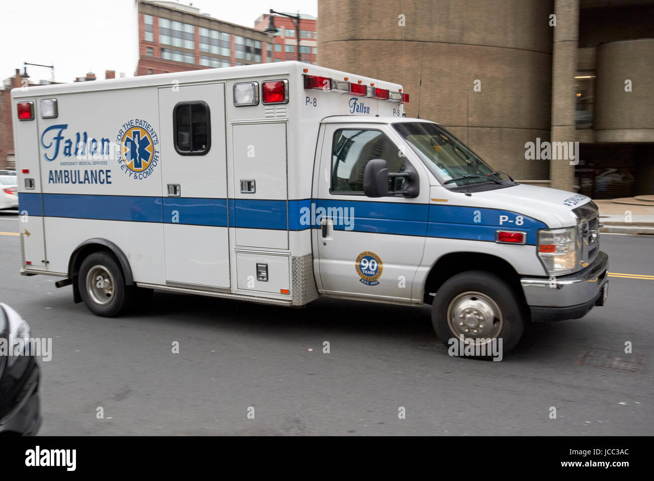 Fallon il servizio medico di emergenza ambulanza accelerando sulla chiamata in Boston STATI UNITI D'AMERICA, deliberata sfocatura del movimento Foto Stock