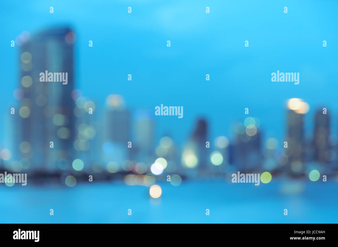 Bangkok skyline notturno- sfocato sfondo bokeh di fondo Foto Stock