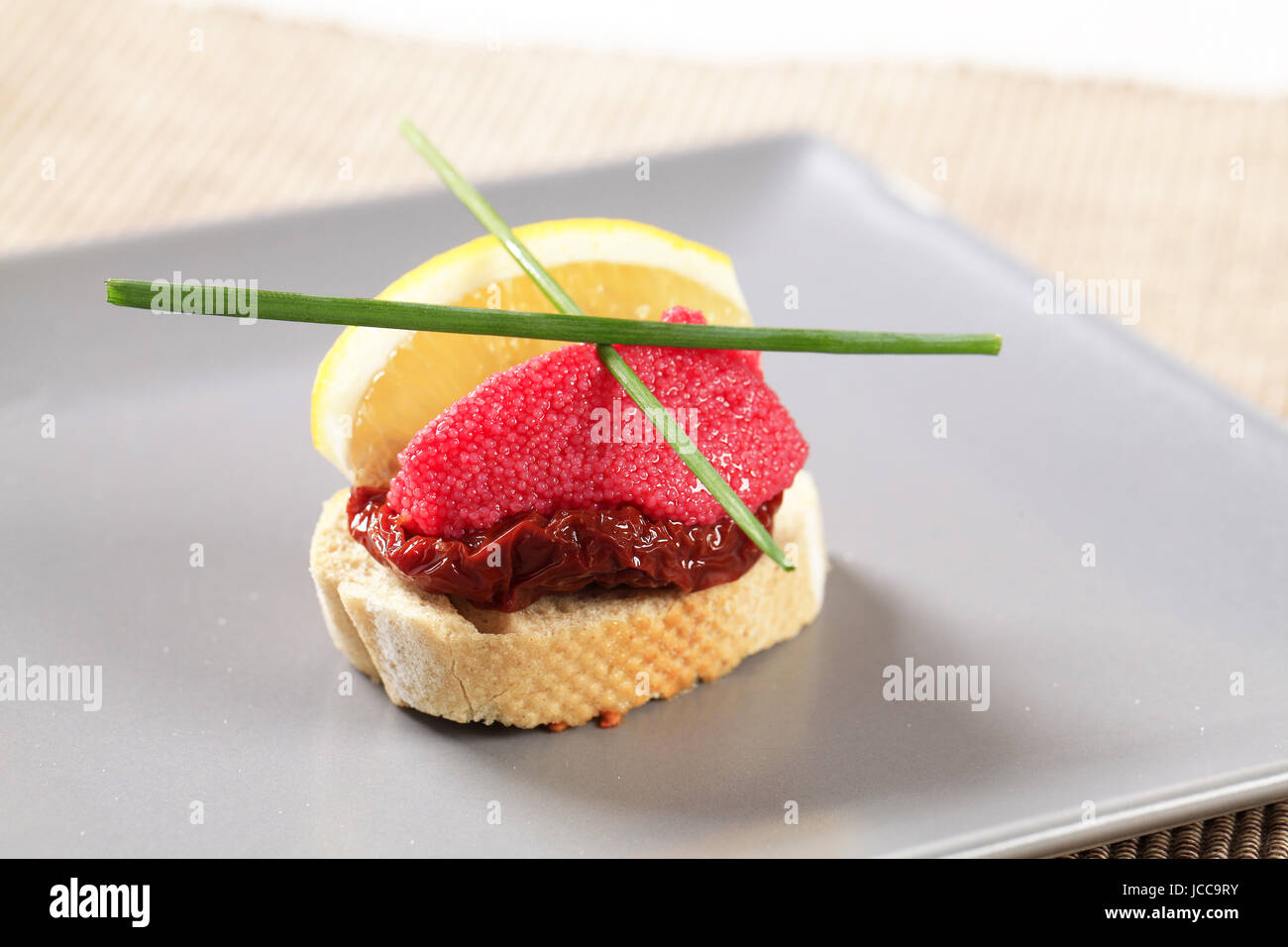 Morso dimensioni antipasti - Caviale rosso canape' Foto Stock