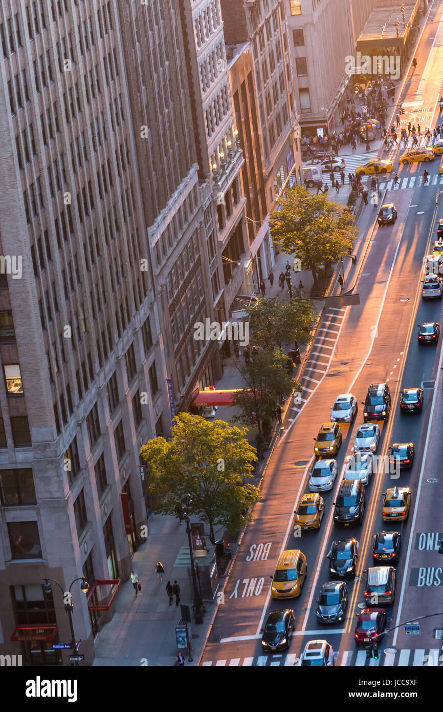 Guardando verso il basso sulla 34th Street al tramonto, NYC, STATI UNITI D'AMERICA Foto Stock