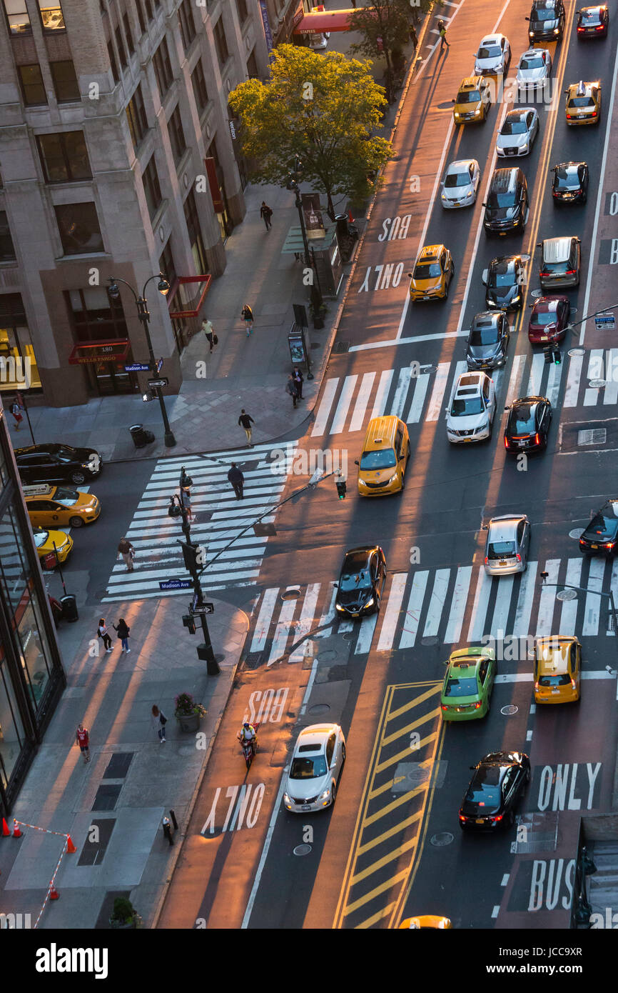 Guardando verso il basso sulla 34th Street al tramonto, NYC, STATI UNITI D'AMERICA Foto Stock