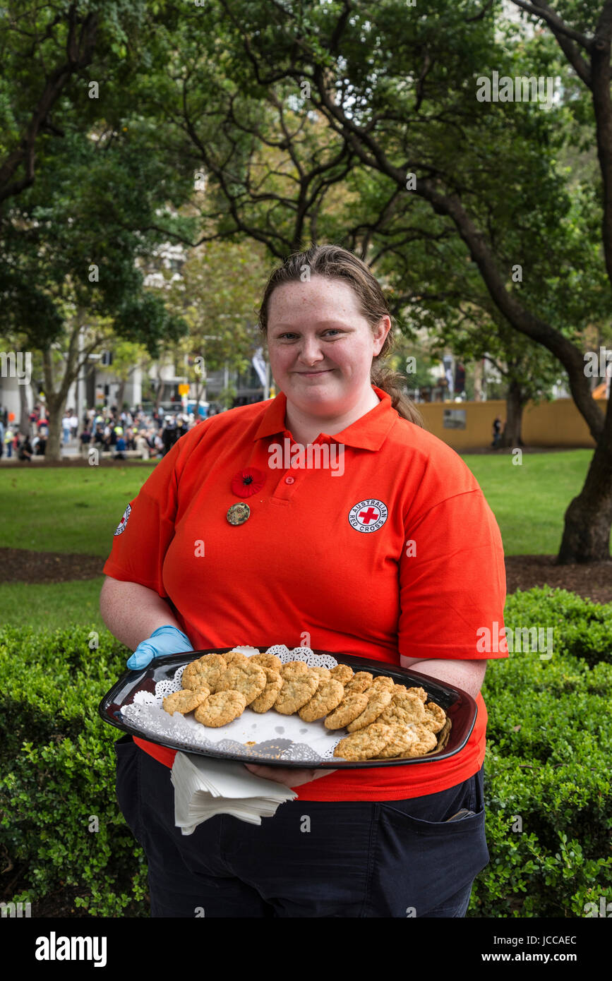 Donna offrendo gratuitamente buiscuits, Anzac Day Parade, Sydney, Australia Foto Stock