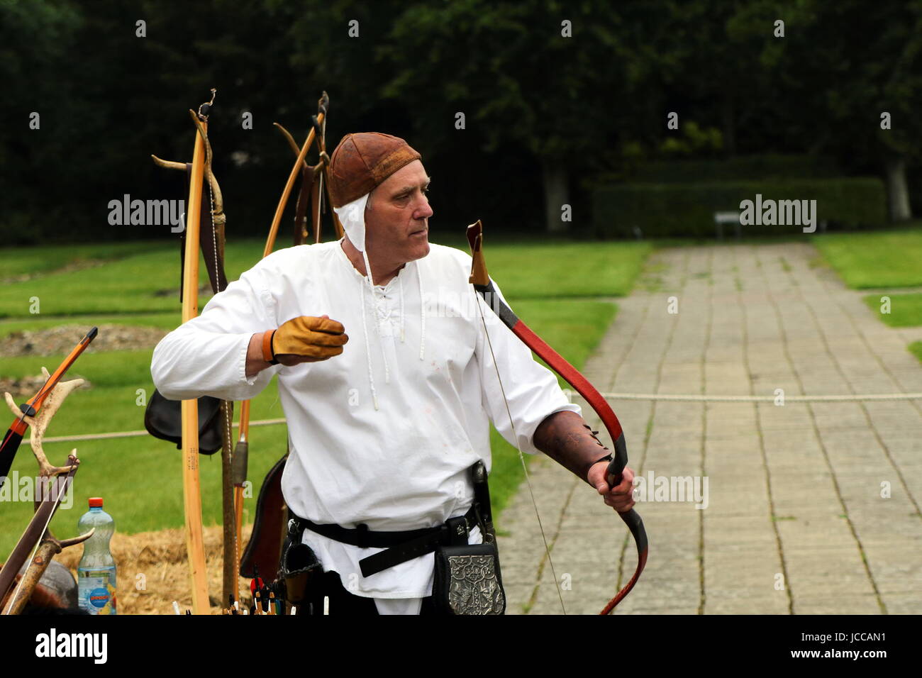 Beaulieu, Hampshire, Regno Unito - 29 Maggio 2017: Tradizionale archer con prua vintage dimostrazione di tiro con l'arco Foto Stock
