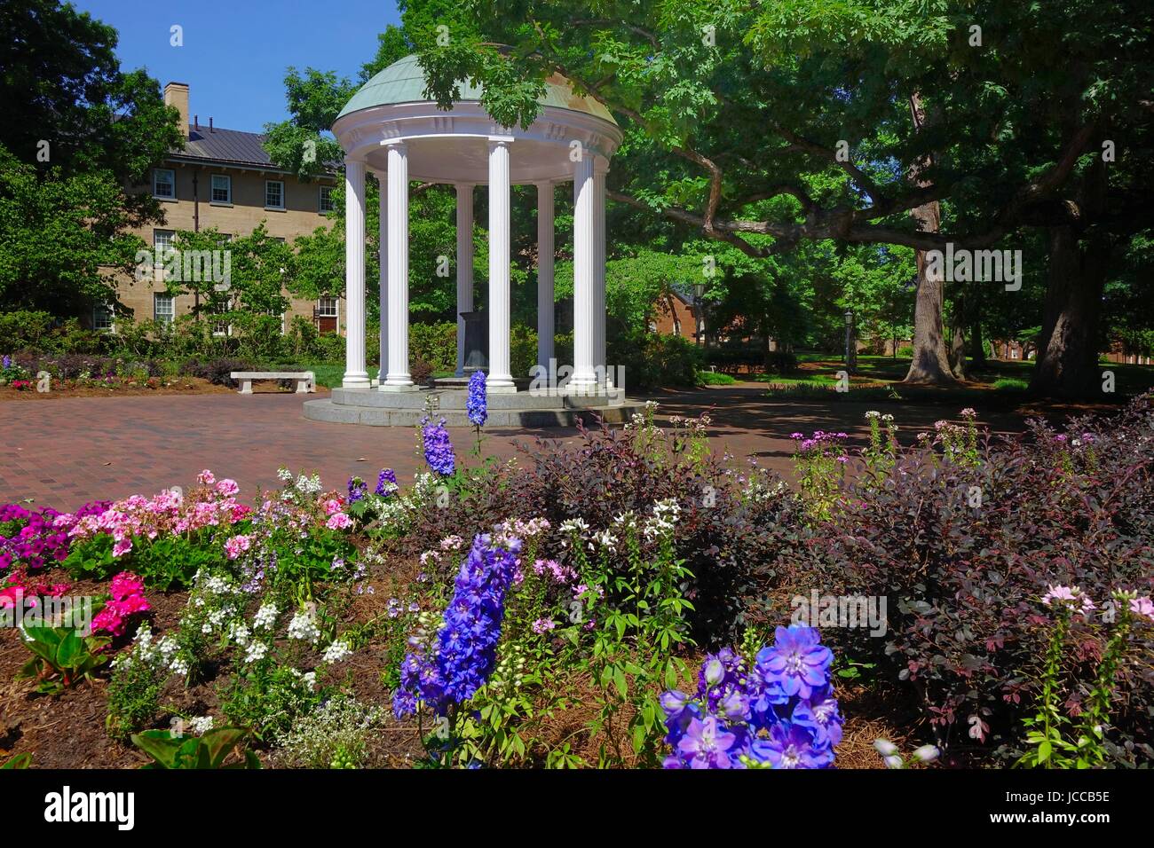 Il vecchio pozzo, simbolo del universitari del North Carolina a Chapel Hill, North Carolina. Il pozzetto è racchiusa in una rotonda neoclassica Foto Stock