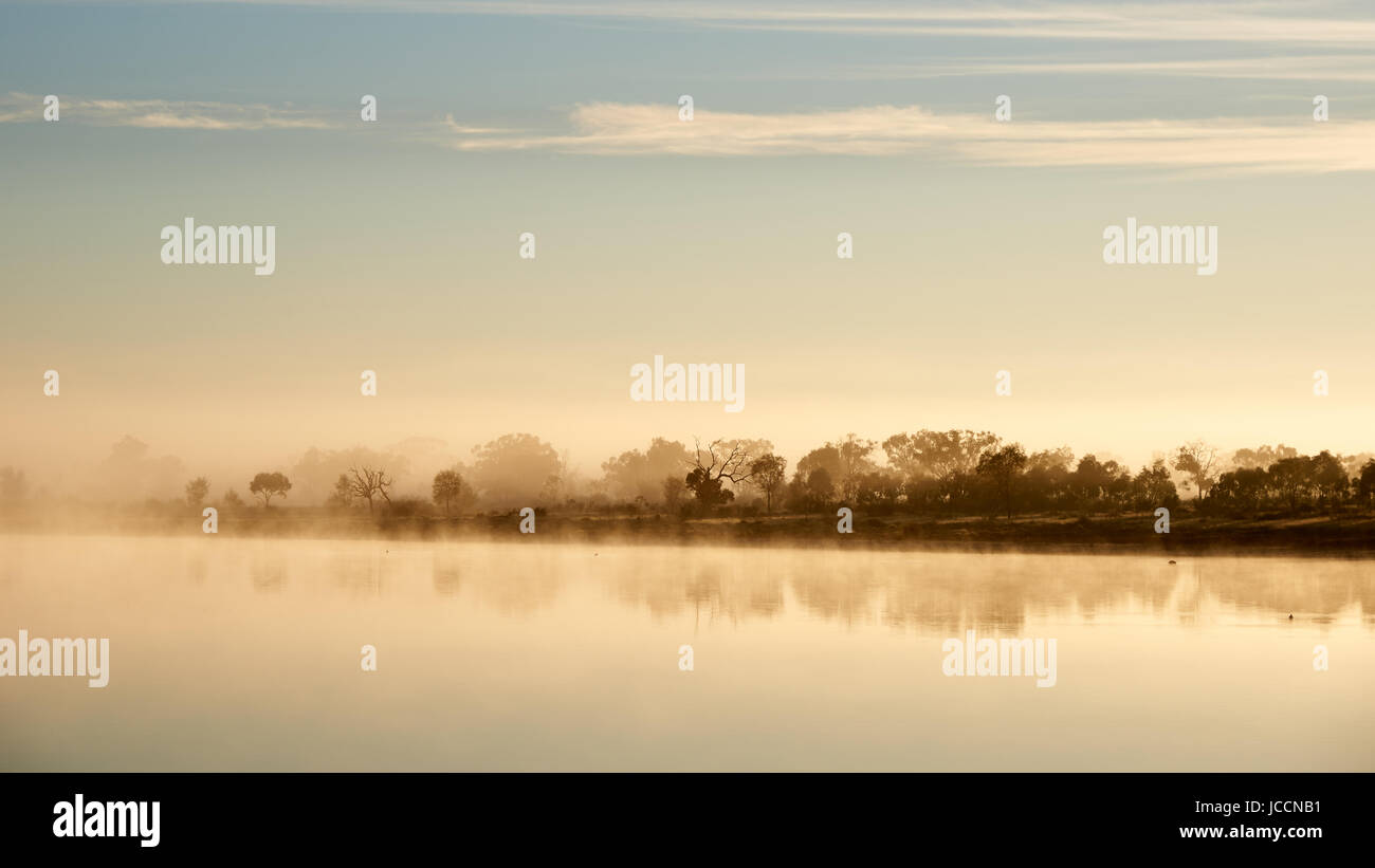 Inizio superficie derive di nebbia acroos billabong, North Western Victoria, Australia. Foto Stock