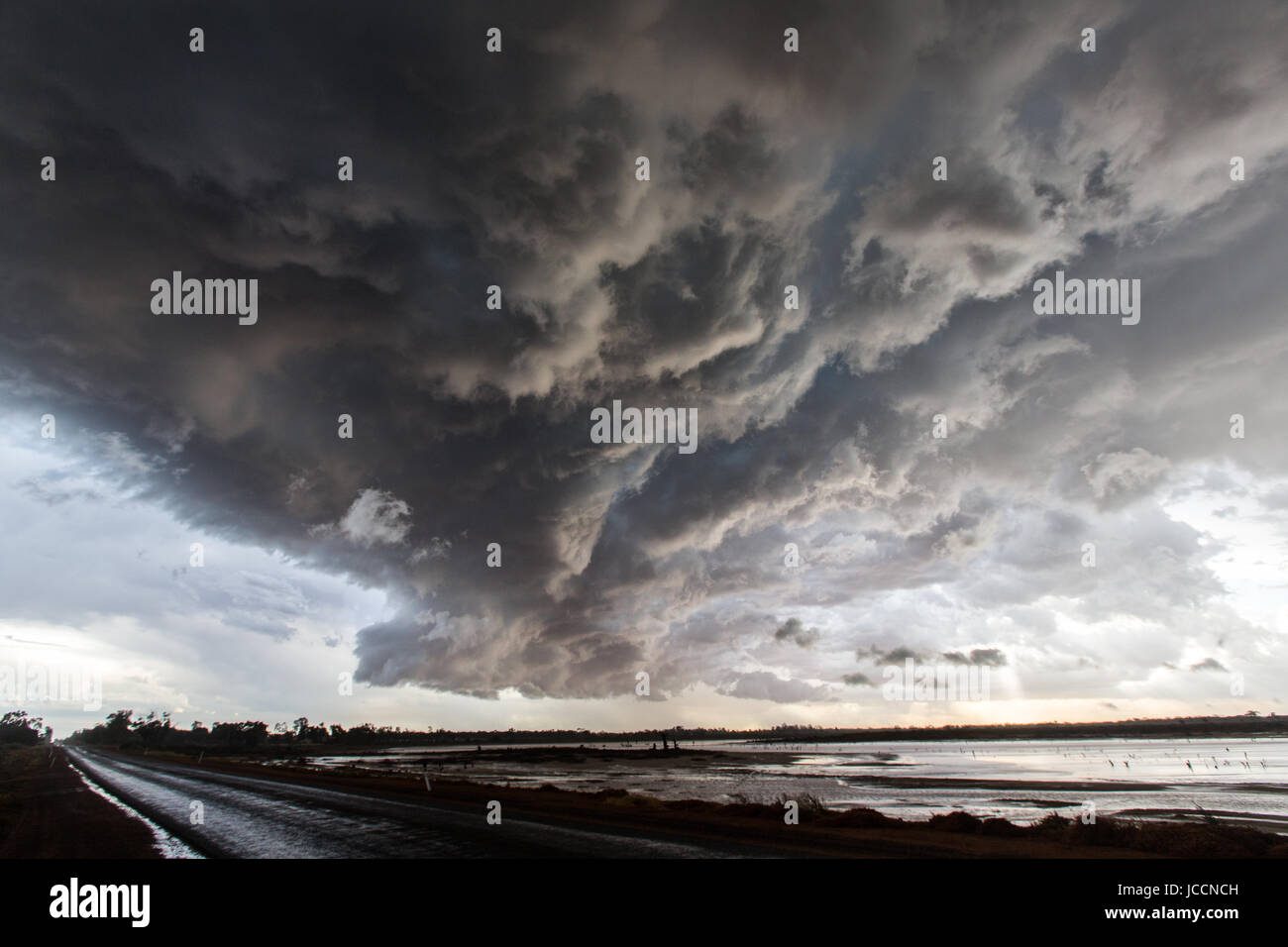 Tempesta passa oltre il lago salino nel lontano nord di Victoria Foto Stock