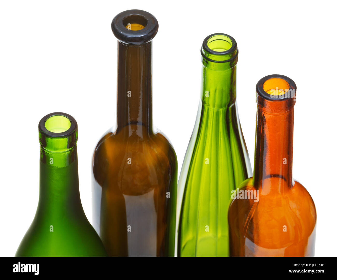 Quattro colli di bottiglia aperta del colorato di bottiglie di vino isolato su sfondo bianco Foto Stock