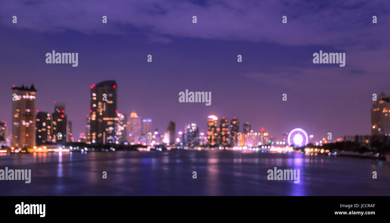 Bangkok skyline notturno- sfocato sfondo bokeh di fondo Foto Stock