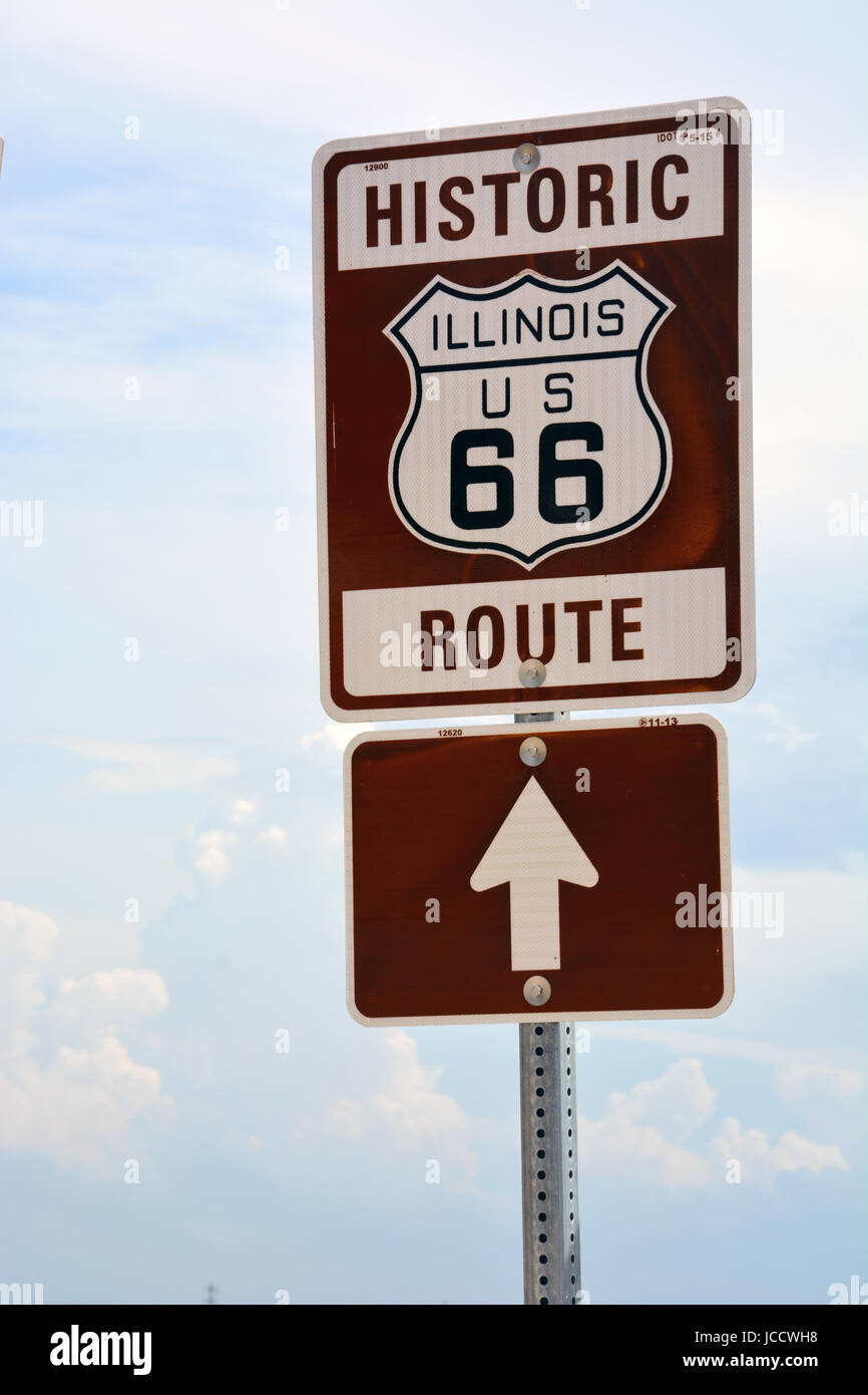 Marker stradale indicante il percorso originale del percorso 66 attraverso chenoa illinois dove si incrocia l'autostrada 24. Foto Stock
