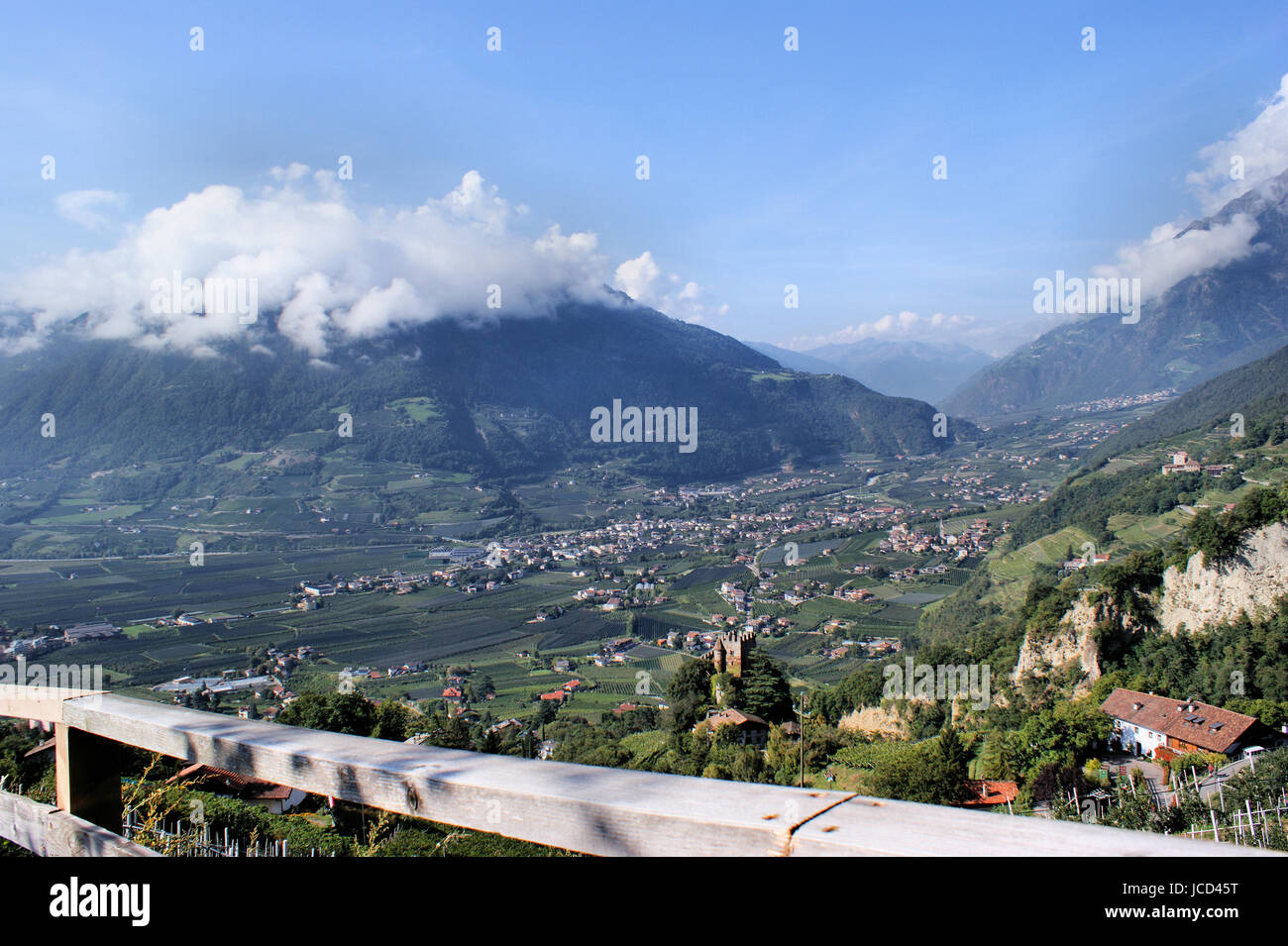 Blick auf das Etschtal in Südtirol in Italien, Berge und das S. Vigilio in den Wolken, im Tal Häuser und Obstgärten vista della Val d Adige in Alto Adige in Italia, le montagne e il Monte S. Vigilio in nuvole, nella valle di case e frutteti Foto Stock