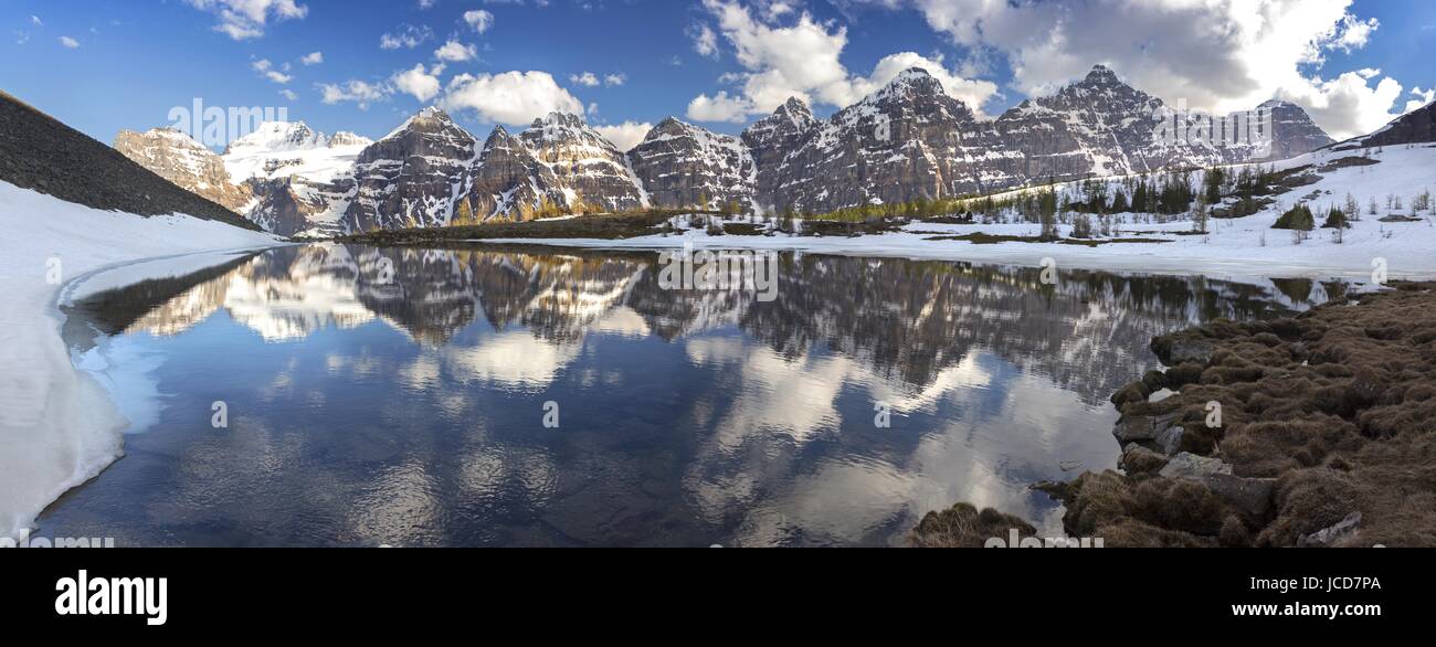 Paesaggio panoramico Vista del lago Minnestima inferiore con le cime innevate che riflettono in acque calme. Banff National Park, Canadian Rockies Foto Stock