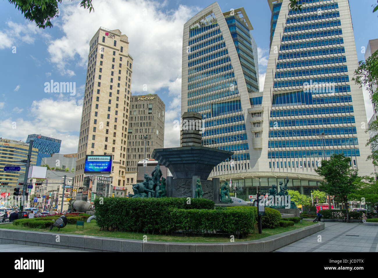 Maggio 26,2016 guardare il Myeong-dong in corrispondenza della parte anteriore del Shinsegae department store , Seoul , Corea del Sud Foto Stock