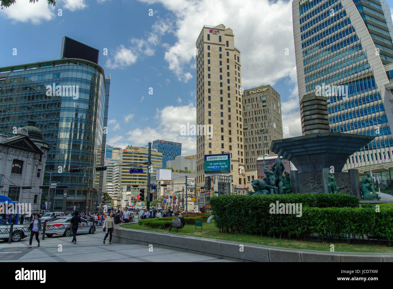 Maggio 26,2016 guardare il Myeong-dong in corrispondenza della parte anteriore del Shinsegae department store , Seoul , Corea del Sud Foto Stock