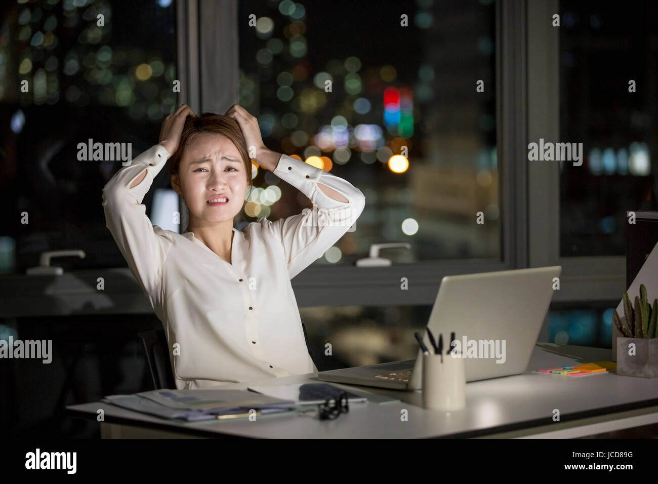 Imprenditrice stressante lavoro straordinario di notte Foto Stock