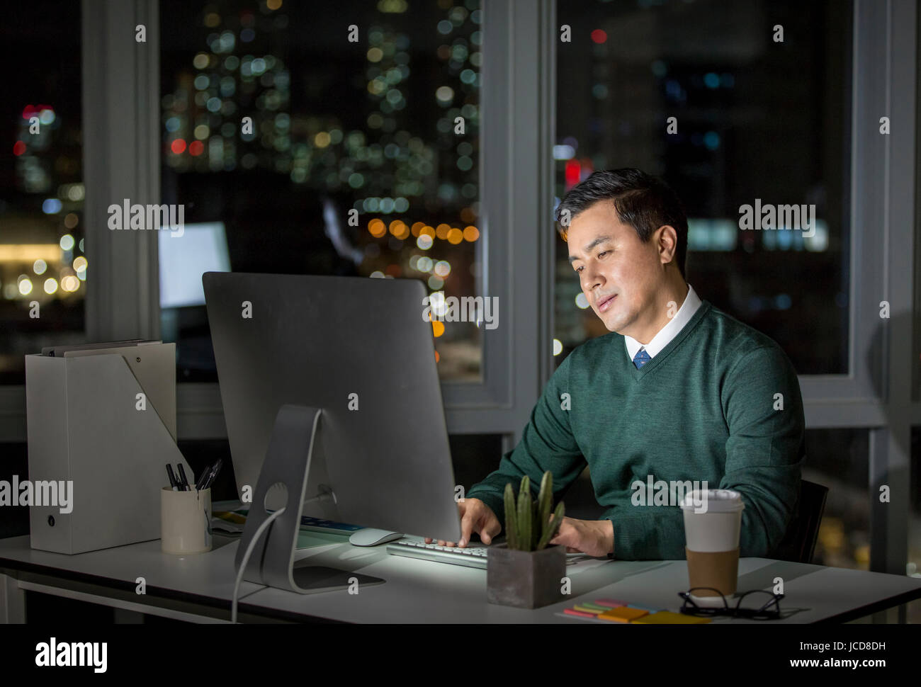 Imprenditore stressante lavorare di notte le ore di lavoro straordinario Foto Stock