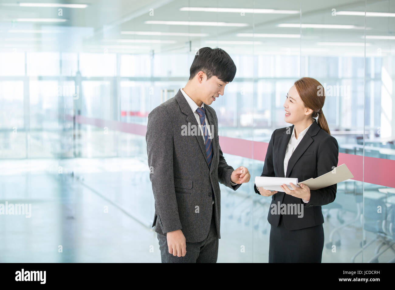 Sorridente la gente di affari la condivisione di un file a livello di impresa Foto Stock