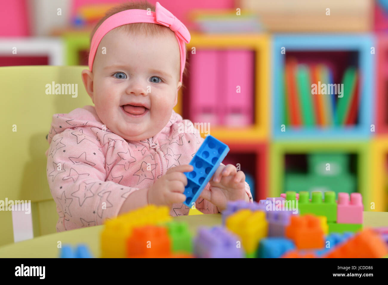 Close up ritratto di bambina con nastro rosa Foto Stock